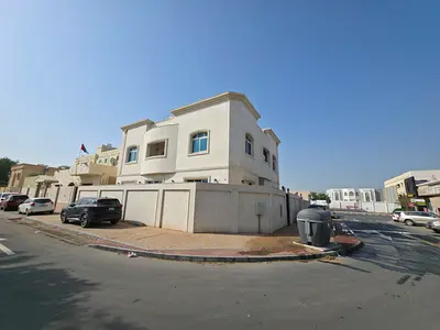 فيلا للبيع في الروضة 3 عجمان مساحة 3600 قدم 6 غرف و6 حمامات قاعة ومجلس ومواقف لسيارتين السعر 2.2 مليون درهم فرصة استثمار ممتازة