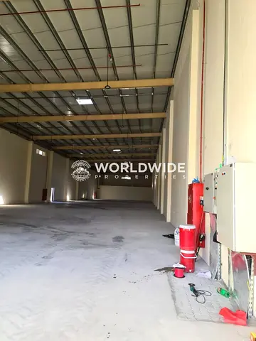 مستودع بمساحة 16500 قدم مربع وطاقة كهربائية 400 كيلوواط للإيجار السنوي في المنطقة الصناعية الأولى بالجرف | يشمل صالة عرض، مكتب، 3 استوديوهات، ومستودع