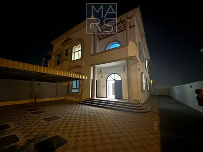 فيلا للإيجار – الطي، الشارقة فيلا مميزة للإيجار في منطقة الطي – الشارقة عدد 5 غرف نوم واسعة مناسبة للعائلات الكبيرة صالة معيشة فسيحة