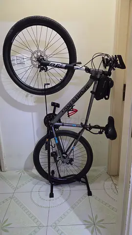 Medium built (68in L×40in W) Mountain Bikecycle - Excellent Condition