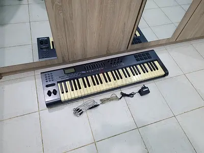 Axiom 61 MIDI Keyboard Controller in excellent working condition with Adapter and MIDI Cable