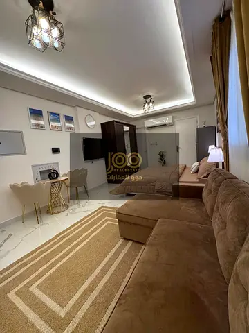 الموقع بقربه من جميع الخدمات الأساسية والمرافق الحيوية مثل المحلات التجارية والمطاعم والسوبرماركت والمواصلات العامة