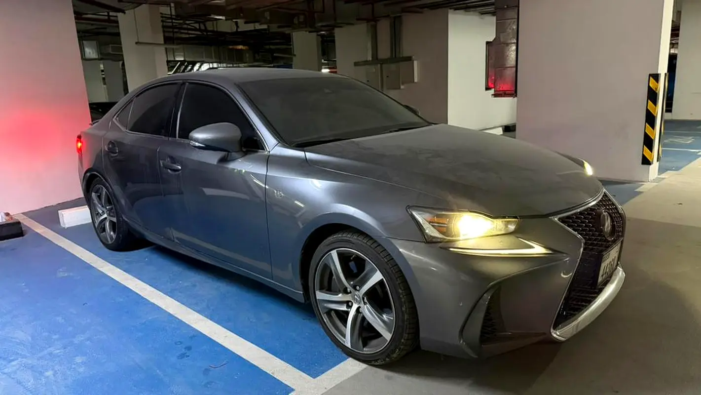 Lexus IS-Series 2017 — photo 1 of 10