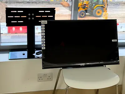 32-inch LED TV/monitor with TV Stand(Brand new)