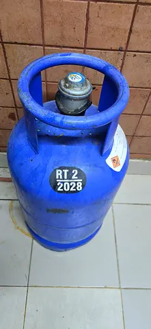 ADNOC LPG gas cylinder 12.6 KG (Small) + ADNOC Adapter + 3 Burner Gas Stove (In working condition)