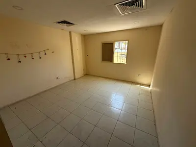 استوديو طابق أرضي للإيجار السنوي في الراشدية عجمان، مساحة كبيرة، مطبخ شبه منفصل، قريب من حديقة السيدات، 18 ألف، 4 دفعات.