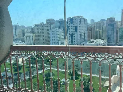 بلكون بإطلالة مفتوحة مع شقة غرفة وصالة مميزة بتصميم حديث ومساحات واسعة، إطلالات مفتوحة وإضاءة طبيعية،