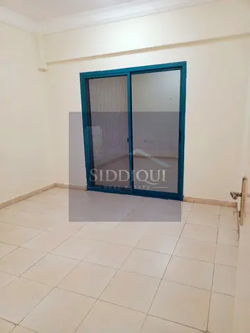 شقة واسعة بغرفة نوم واحدة وحمام واحد، بسعر 36 ألف فقط، مع 30 يومًا مجانًا. تقع بالقرب من مركز صحارى، منطقة النهضة، الشارقة. اتصل بأسامة.