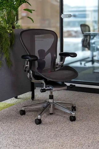 .REMASTERED V2 Version Herman Miller Aeron Graphite/Polished Office Chair Size C Fully Adjustable