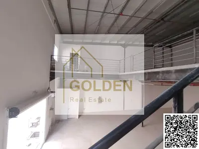 طريق رئيسي وكهرباء 75 ك.ف.أ، مستودع صناعي جديد بموقع متميز يضمن كفاءة التشغيل وسهولة التحميل والتفريغ.