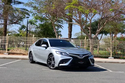 2020 Camry Hybrid | Silver | اقتصادي | Excellent Condition