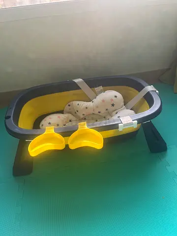 Baby bathtub foldable with cushion