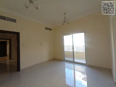 شقة غرفة وصالة وحمامين ومطبخ مع بلكونة وتكييف مركزي بتشطيب راق وموقع مميز قريب من جميع الخدمات