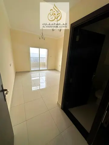 شقه غرفتين وصاله اول ساكن الروضه 1  بجوار شرطه الحميديه وامام كنز هايبر ماركت  تتكون من 3 حمام غرفتين ماستر وصاله منعزله  السعر // 45.000 الف  سنويا