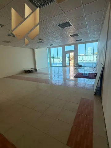 معرض للإيجار السنوي بمساحة 2800 قدم مربع في موقع مميز على الطريق الرئيسي، المنطقة الصناعية 18، ​​الشارقة. يتوفر موقف سيارات داخلي مع طابق ميزانين.