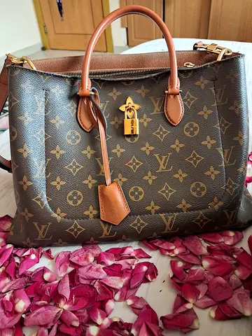Authentic lv bag comes with strap