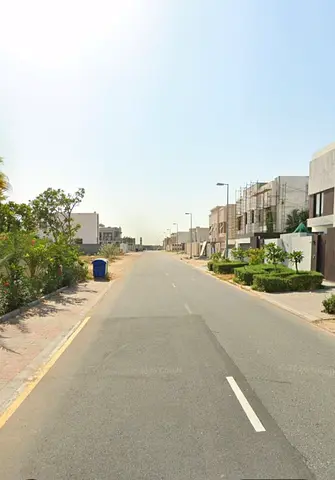للبيع قطعة أرض سكنية بمنطقة الحوشي ثالث قطعة من جسر الحوشي بإمارة الشارقة ضاحية البديع