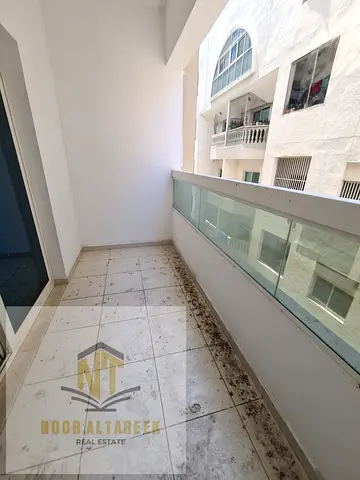 شقة للإيجار في الشارقة – المجاز 3  شقة مميزة في موقع حيوي، مناسبة للسكن العائلي وتوفر جميع وسائل الراحة.  تفاصيل الشقة: غرفة نوم + صالة 2 حمام بلكونة