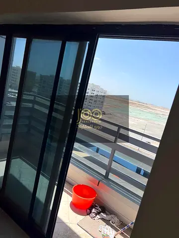 متاح للإيجار بأم القيوين ع شارع الملك فيصل مقابل مول ام القيوين شقه غرفتين وصاله 3 حمام مع بلكونه