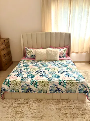 Comfortable 180.2m  Size Bed with Stylish Headboard and medical mattress