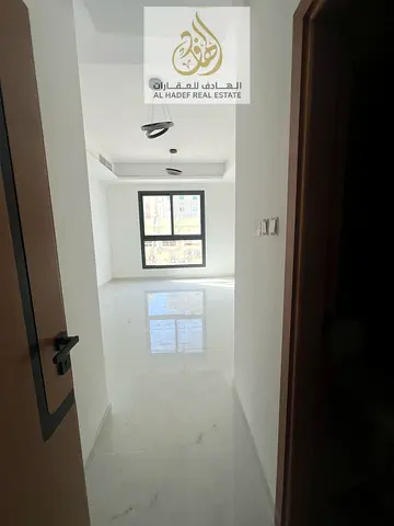 🏡✨ عرض مميز للإيجار السنوي في موقع استراتيجي! ✨🏡  فرصة رائعة للسكن في شقة مميزة مكونة من غرفة وصالة مع 2 حمام 🚿🚿 وبلكونة 🌅 تضيف لمسة جميلة من الر