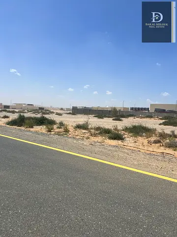 للبيع فى الشارقه منطقه الصجعه ( الجليل ) قطعه ارض صناعيه موقع مميز جدا على شارع 18 متر