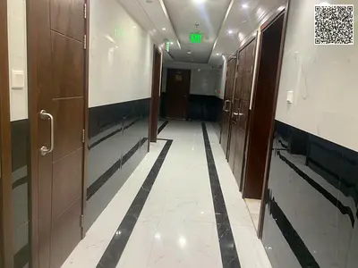 شقة أنيقة غرفة وصالة مع حمامين بتصميم عملي ومساحات مريحة تناسب السكن العائلي وتوفر خصوصية وراحة عالية