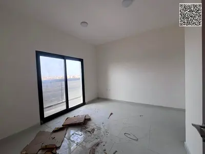 شقة غرفتين وصالة أنيقة مع حمامين ومطبخ عملي وبلكونة واسعة وتكييف مركزي في موقع مميز قريب من جميع الخدمات