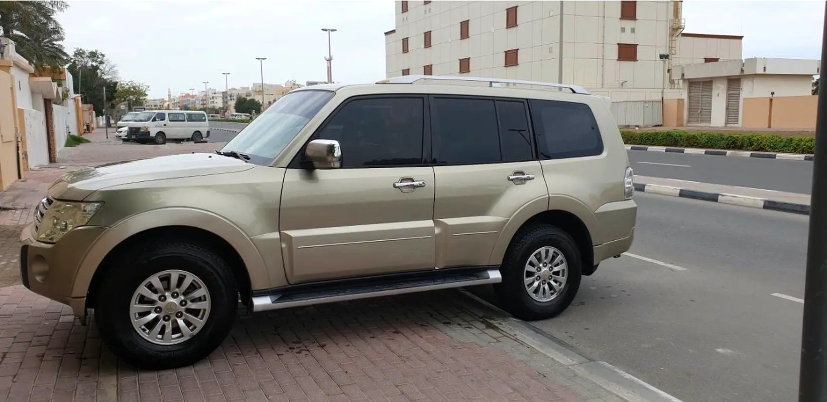 Mitsubishi Pajero 2010 — photo 1 of 7
