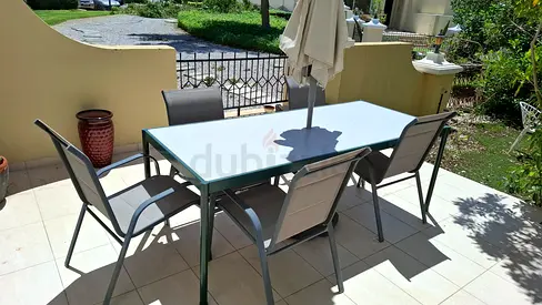 Outdoor dining set with 5 seats and parasol