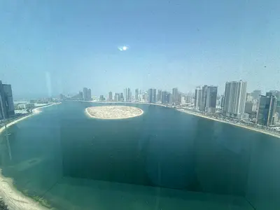 اجمل اطلالة ببلكونة في الممزر ثلاث غرف وصالة مع غرفة ماستر ببلكونة ومطبخ كبير ببكونة وغرفة خدامة وخزائن بالحائط مع تكييف باركن جيم ومسبح وساونا وجاكوز