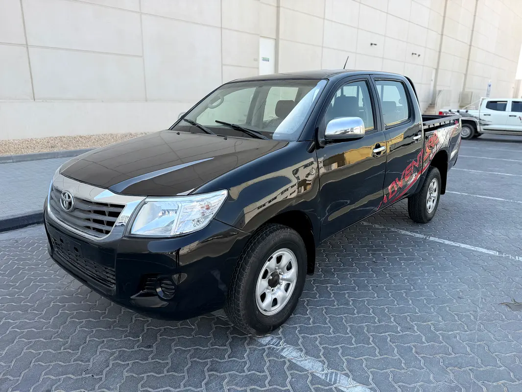 Toyota Hilux 2013 — photo 1 of 15