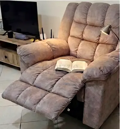 Plush Taupe Recliner Chair – Excellent Condition