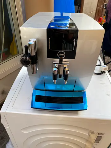 JURA J9 BRILLIANT SILVER FULLY AUTOMATIC COFFEE MACHINE MADE IN SWITZERLAND