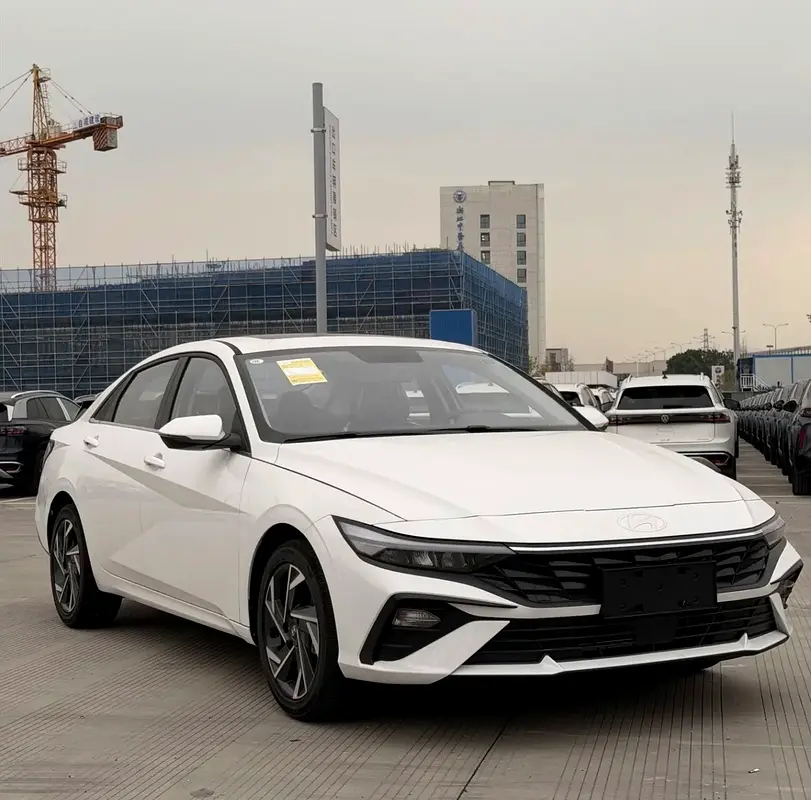 Hyundai Elantra 2025 — photo 1 of 17