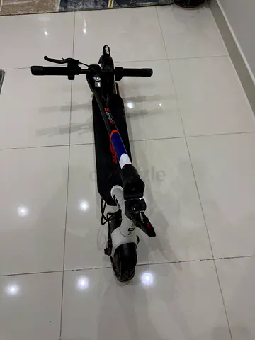 Aprilia eSRZ Advanced E-Scooter | 350W Brushless Motor, Turn Signals, 8.5” Air Tyres, LED Display