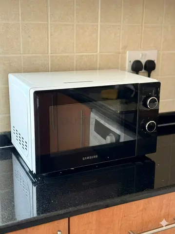 Samsung Microwave With Full Glass Door in Flawless Condition