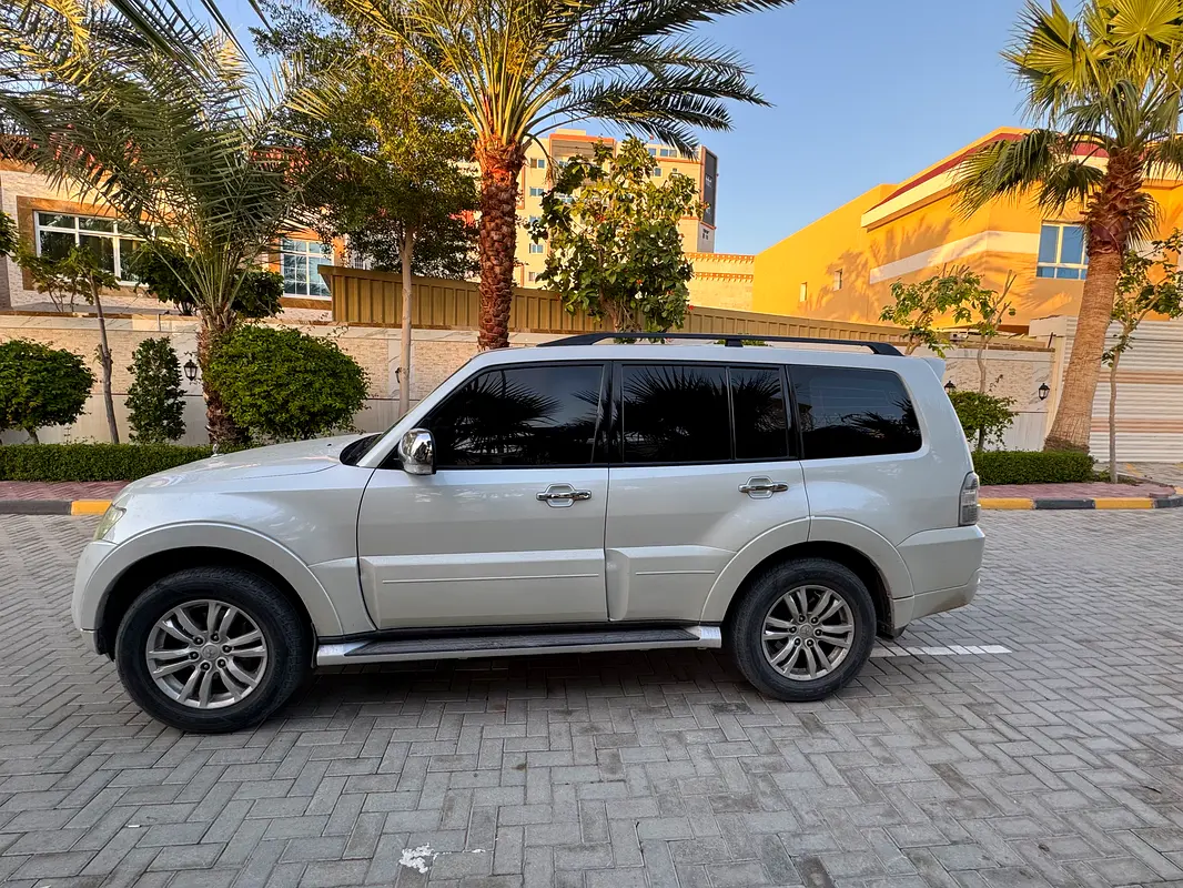 Mitsubishi Pajero 2012 — photo 1 of 7