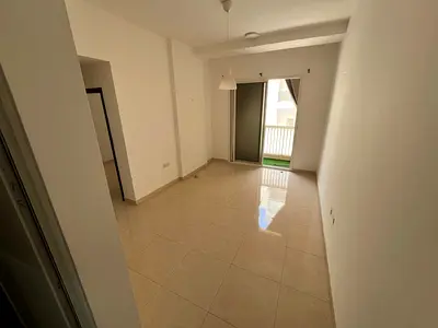 One bedroom and living room, 2 bathrooms, with a balcony and open view. Suitable for families. Free maintenance. Excellent location.