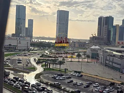 غرفتين وصالة في التعاون الشارقة، حمامين، إطلالة مفتوحة، بناء نظيف، موقع مميز قريب من الخدمات، وصول سهل لدبي، 48,000 سنوياً، تقسيط عبر تابي وتمارا.