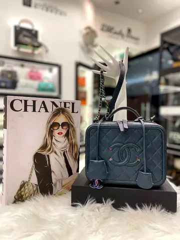Chanel Iridiscent Caviar Quilted Medium CC Filigree Vanity Case (Authentic/New)