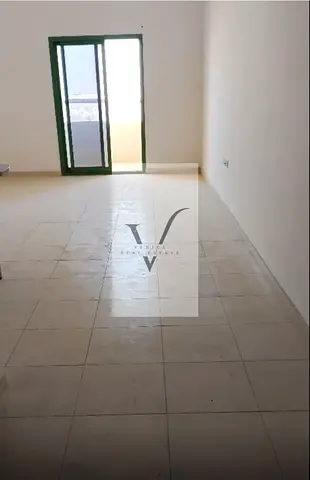 فرصة مميزة للإيجار السنوي في برج سمارت تاور بمنطقة العامرة في إمارة عجمان، حيث يتمتع العقار بموقع استراتيجي مباشر على شارع الشيخ محمد بن زايد، مما يوف