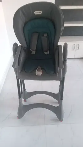 كرسي مرتفع للأطفال