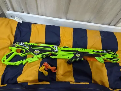 Green gun rubber band ammo separates into 2 guns very fun to play with