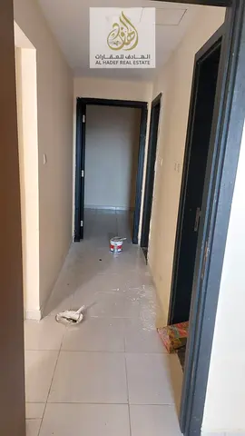 للإيجار في عجمان شقة مميزة بموقع حيوي في مدينة الإمارات، تتميز بمساحة كبيرة وتصميم عملي يلبي احتياجات العائلات الباحثة عن الراحة والهدوء. الشقة مكونة