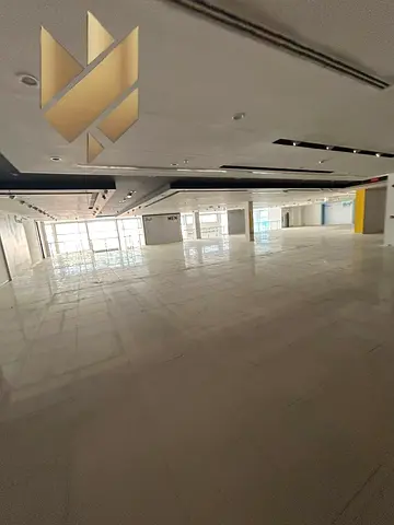 معرض للإيجار السنوي: في المنطقة الصناعية الرابعة بالشارقة، بمساحة إجمالية 55,000 قدم مربع على طريق رئيسي. الطابق الأول: 25,000 قدم مربع، الطابق الثاني