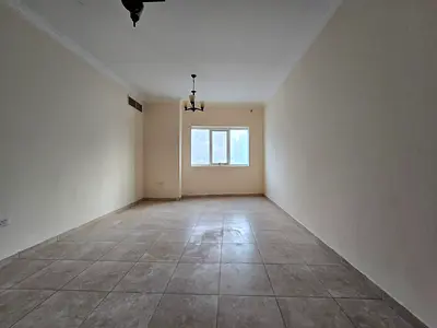 شقة غرفتين وصالة في الحميدية عجمان، 2 حمام، خزائن بالحائط، بدون بلكونة، صيانة على المالك، 34 ألف، 6 دفعات.