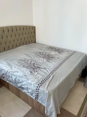 Upholstered bed with tufted headboard