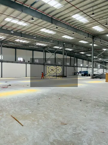 للايجار السنوي مستودع في ام القيوين بمنطقة ام الثعوب يتميز بموقعه الحيوي وسهولة الوصول إليه من مختلف الطرق مناسبًا لمختلف الأنشطة التجارية