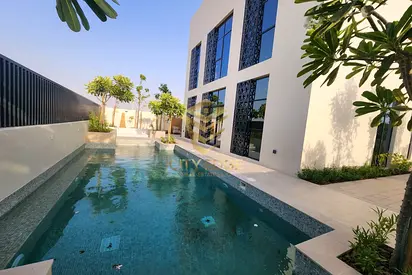 للبيع علي حدود دبي فيلا 4غرف+ مسبح \ 5%  دفعة أولي